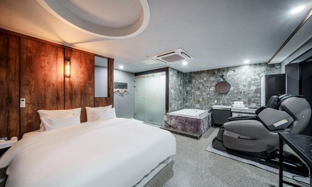 G7 Hotel Dongducheon Bagian luar foto